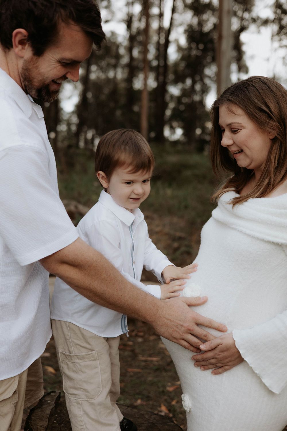 Maternity photography session at Ewen Maddock Dam on the Sunshine Coast.