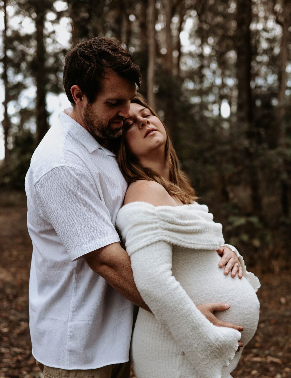 Maternity photography session at Ewen Maddock Dam on the Sunshine Coast.