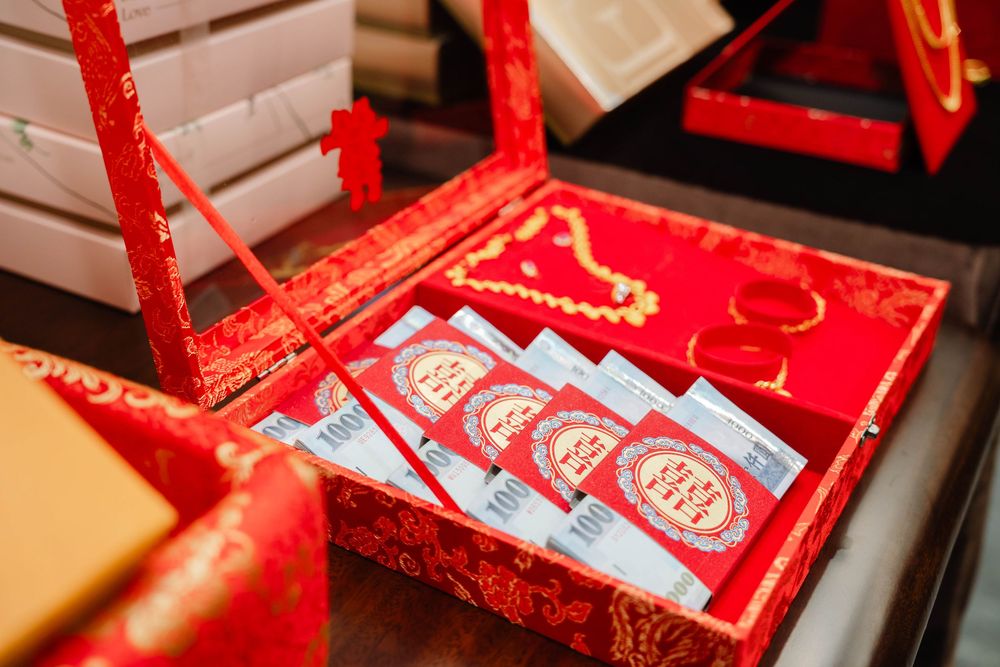 這場婚禮從早晨的傳統儀式開始，新人穿上中式禮服與長輩敬茶、拜別，完整記錄重要的家庭時刻。晚上的宴客流程節奏順暢，新郎準備自製歌曲獻唱，為婚禮留下深刻回憶。渴望影像以紀錄為核心，保留當天最真實的樣子，捕捉新人互動與賓客真實情緒，讓婚禮照片在多年後回看，依然能感受到當時的溫度。