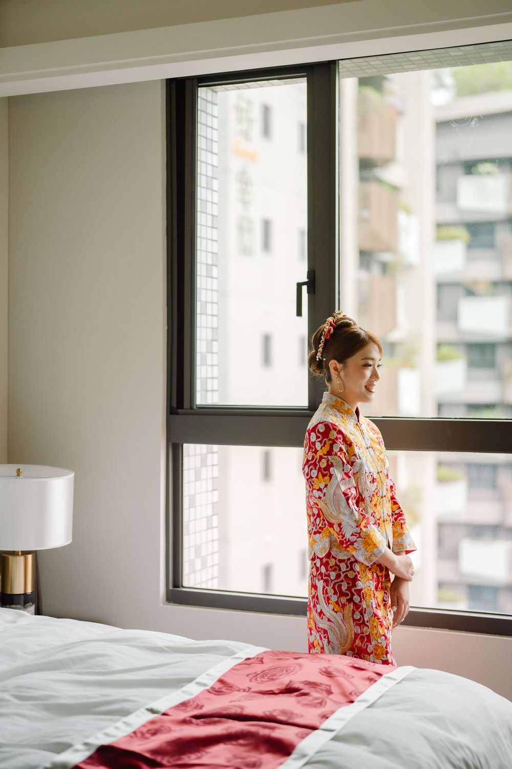 這場婚禮從早晨的傳統儀式開始，新人穿上中式禮服與長輩敬茶、拜別，完整記錄重要的家庭時刻。晚上的宴客流程節奏順暢，新郎準備自製歌曲獻唱，為婚禮留下深刻回憶。渴望影像以紀錄為核心，保留當天最真實的樣子，捕捉新人互動與賓客真實情緒，讓婚禮照片在多年後回看，依然能感受到當時的溫度。