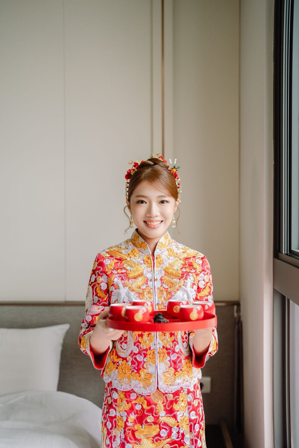 這場婚禮從早晨的傳統儀式開始，新人穿上中式禮服與長輩敬茶、拜別，完整記錄重要的家庭時刻。晚上的宴客流程節奏順暢，新郎準備自製歌曲獻唱，為婚禮留下深刻回憶。渴望影像以紀錄為核心，保留當天最真實的樣子，捕捉新人互動與賓客真實情緒，讓婚禮照片在多年後回看，依然能感受到當時的溫度。