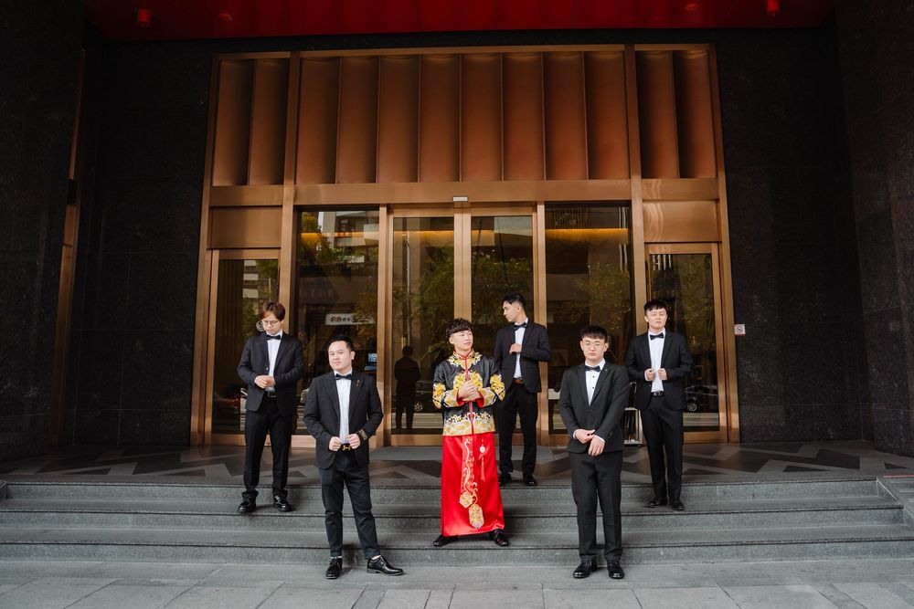 這場婚禮從早晨的傳統儀式開始，新人穿上中式禮服與長輩敬茶、拜別，完整記錄重要的家庭時刻。晚上的宴客流程節奏順暢，新郎準備自製歌曲獻唱，為婚禮留下深刻回憶。渴望影像以紀錄為核心，保留當天最真實的樣子，捕捉新人互動與賓客真實情緒，讓婚禮照片在多年後回看，依然能感受到當時的溫度。