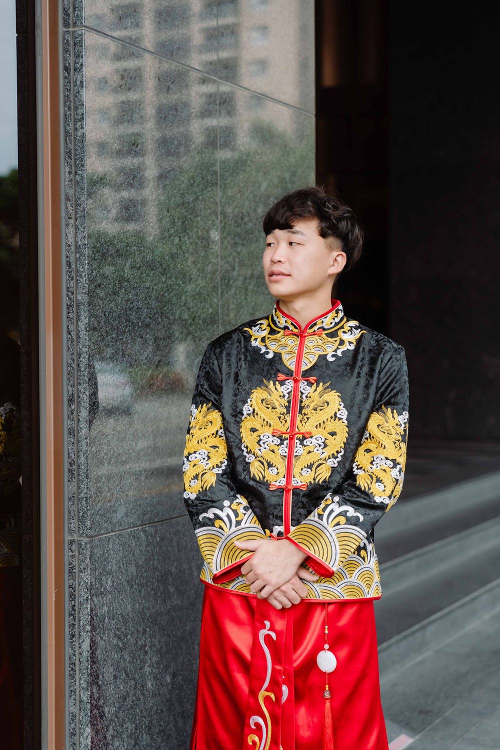 這場婚禮從早晨的傳統儀式開始，新人穿上中式禮服與長輩敬茶、拜別，完整記錄重要的家庭時刻。晚上的宴客流程節奏順暢，新郎準備自製歌曲獻唱，為婚禮留下深刻回憶。渴望影像以紀錄為核心，保留當天最真實的樣子，捕捉新人互動與賓客真實情緒，讓婚禮照片在多年後回看，依然能感受到當時的溫度。