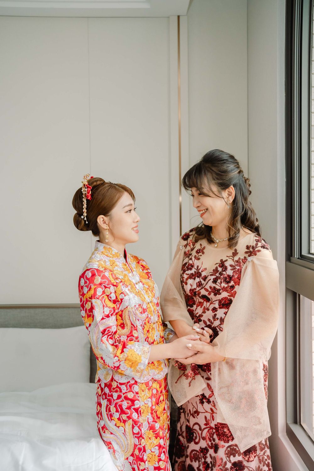 這場婚禮從早晨的傳統儀式開始，新人穿上中式禮服與長輩敬茶、拜別，完整記錄重要的家庭時刻。晚上的宴客流程節奏順暢，新郎準備自製歌曲獻唱，為婚禮留下深刻回憶。渴望影像以紀錄為核心，保留當天最真實的樣子，捕捉新人互動與賓客真實情緒，讓婚禮照片在多年後回看，依然能感受到當時的溫度。