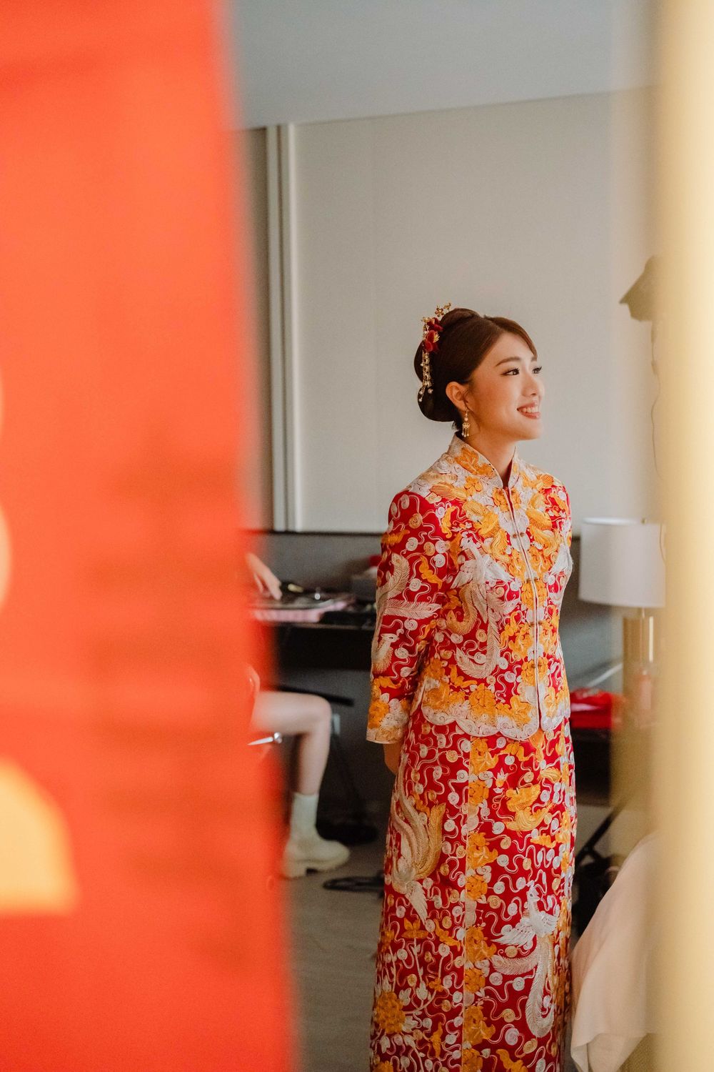 這場婚禮從早晨的傳統儀式開始，新人穿上中式禮服與長輩敬茶、拜別，完整記錄重要的家庭時刻。晚上的宴客流程節奏順暢，新郎準備自製歌曲獻唱，為婚禮留下深刻回憶。渴望影像以紀錄為核心，保留當天最真實的樣子，捕捉新人互動與賓客真實情緒，讓婚禮照片在多年後回看，依然能感受到當時的溫度。