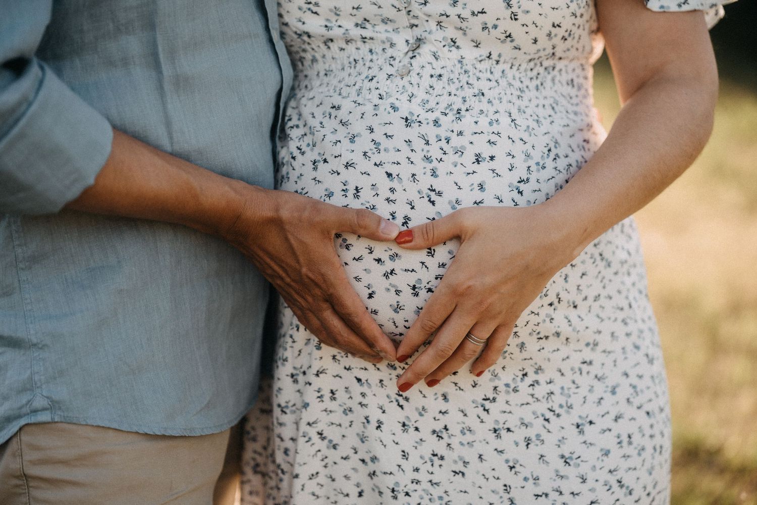 Babybauch Shooting Wien Outdoor mit emotionalen und natürlichen Schwangerschaftsbildern