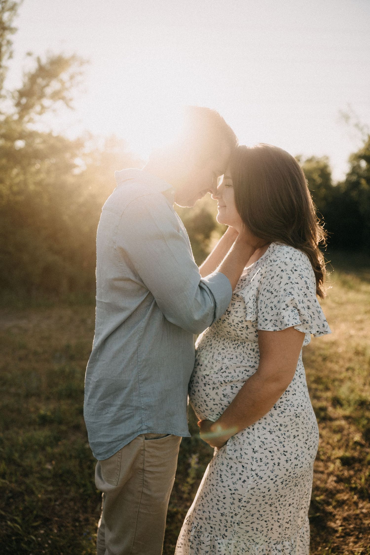 Babybauch Shooting Wien Outdoor mit emotionalen und natürlichen Schwangerschaftsbildern