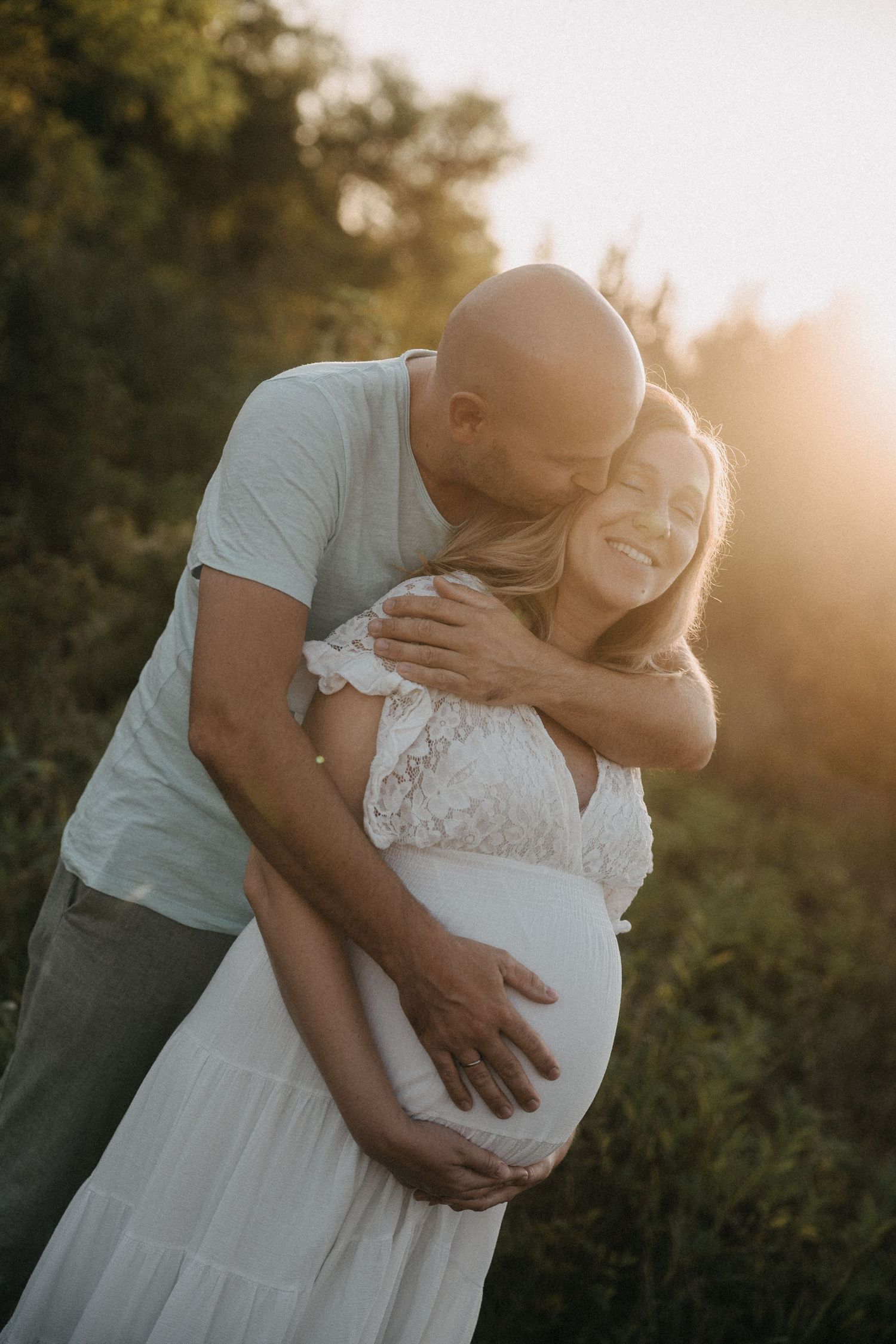 Babybauch Shooting Wien Outdoor mit emotionalen und natürlichen Schwangerschaftsbildern