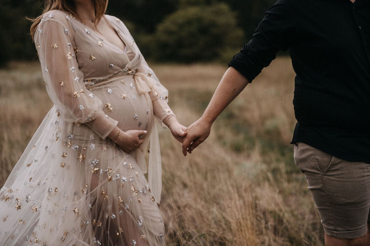 Schwangerschaftsfotografie in Wien – Babybauch Shooting in ruhiger Naturkulisse