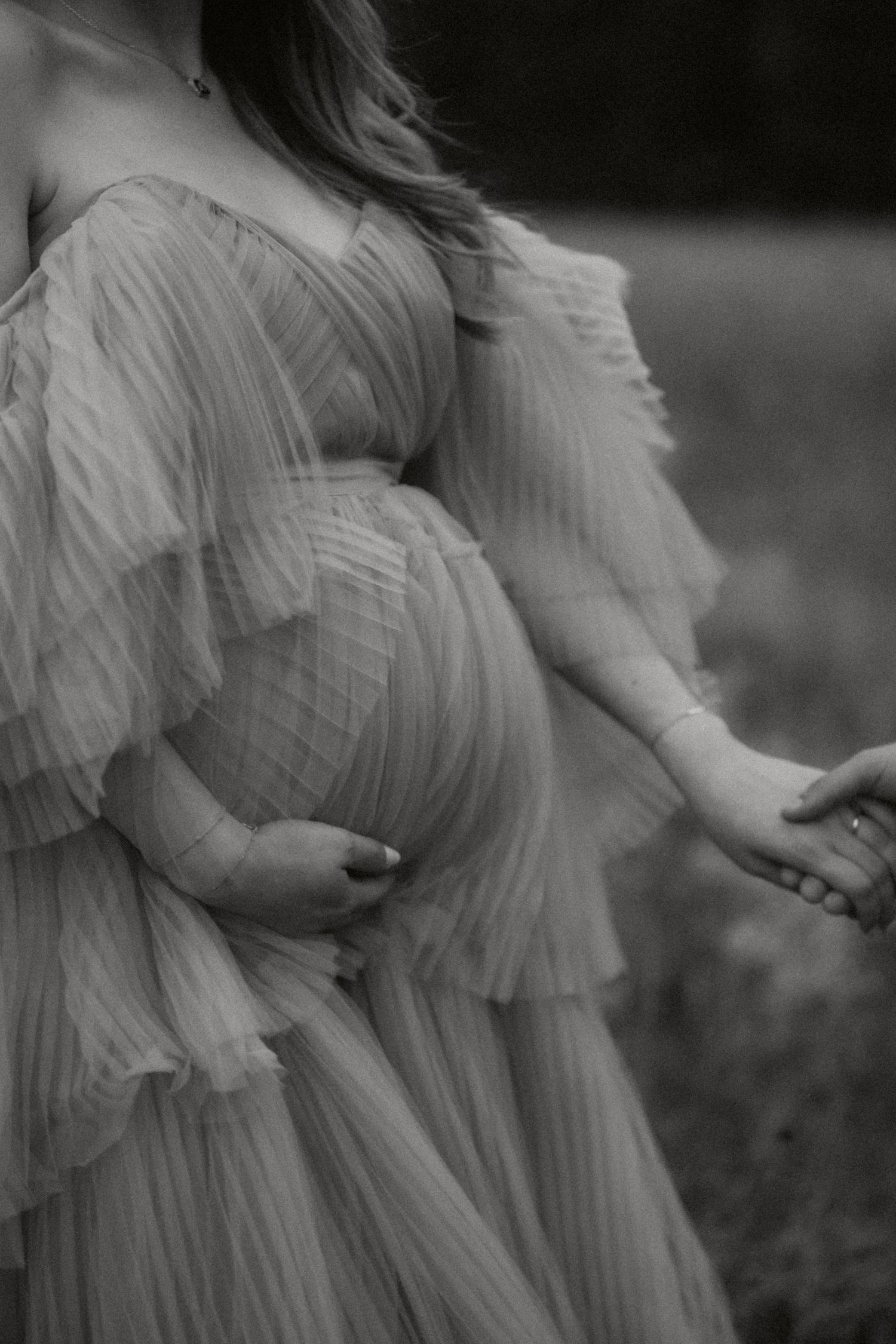 Schwangere Frau bei einem Babybauch Fotoshooting in Wien in der Natur