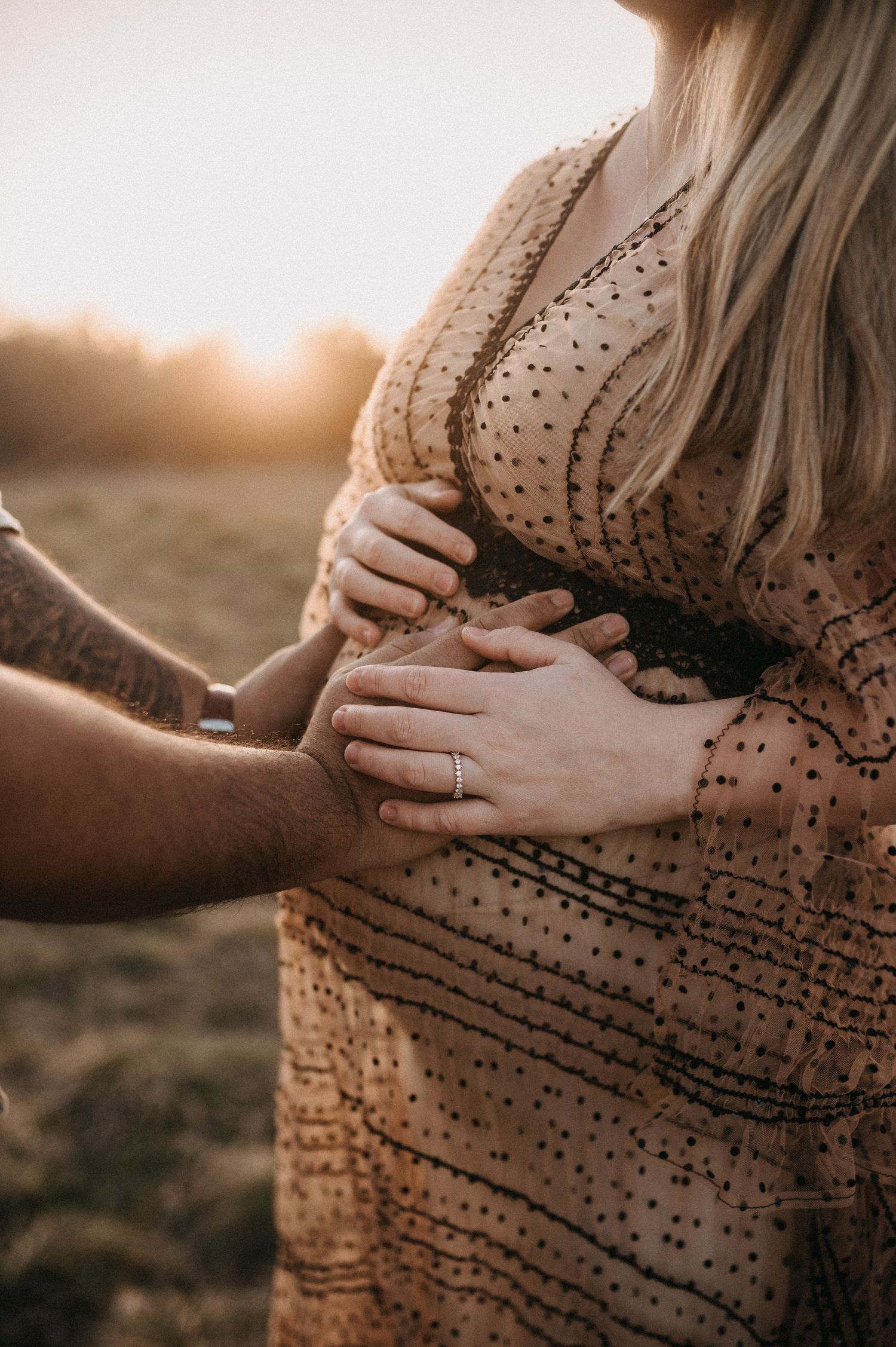 Babybauch Shooting Outdoor in Wien – natürliche Schwangerschaftsfotos im warmen Abendlicht