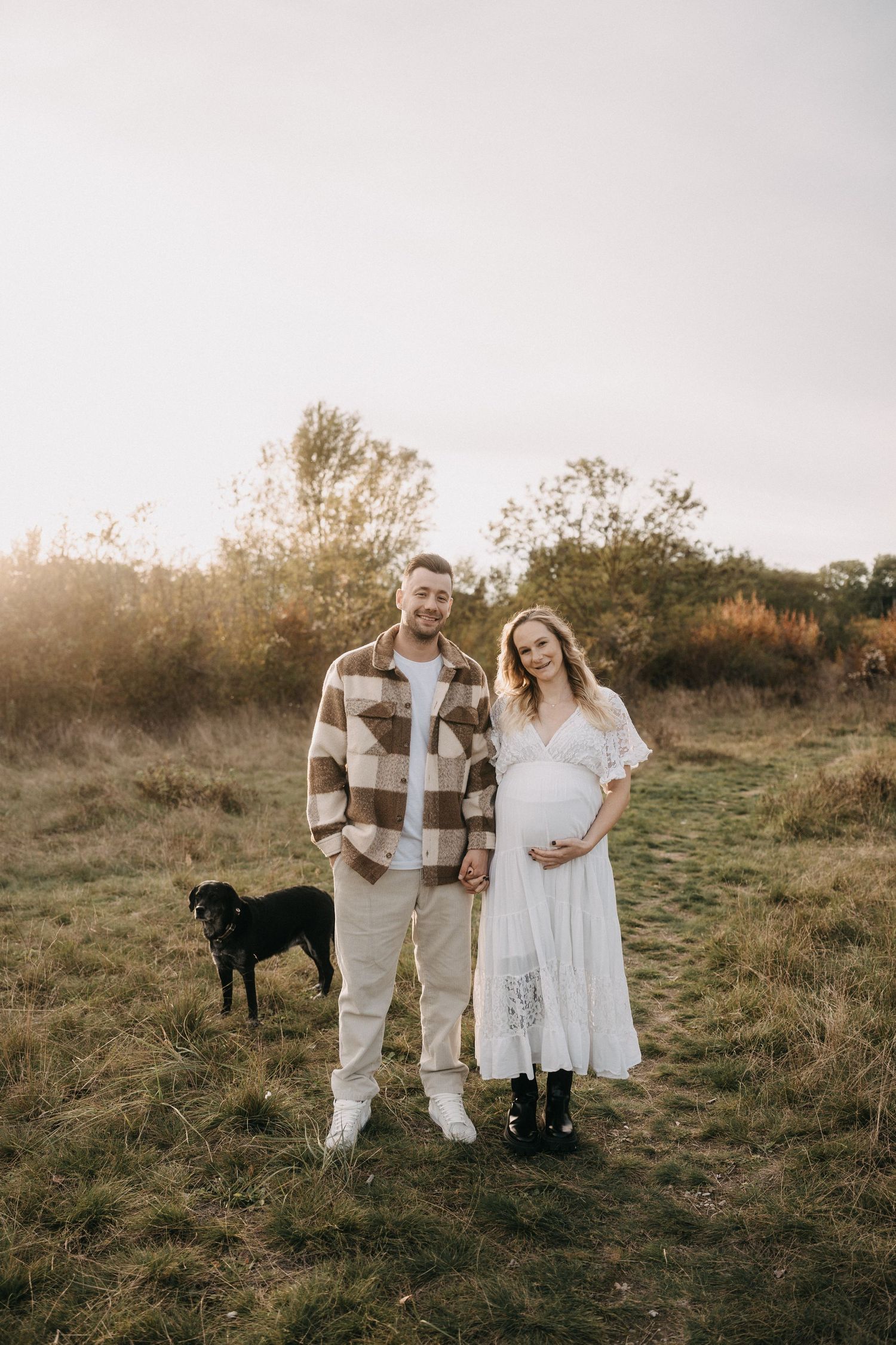 Schwangerschaftsfotografie in Wien – Babybauch Shooting in ruhiger Naturkulisse