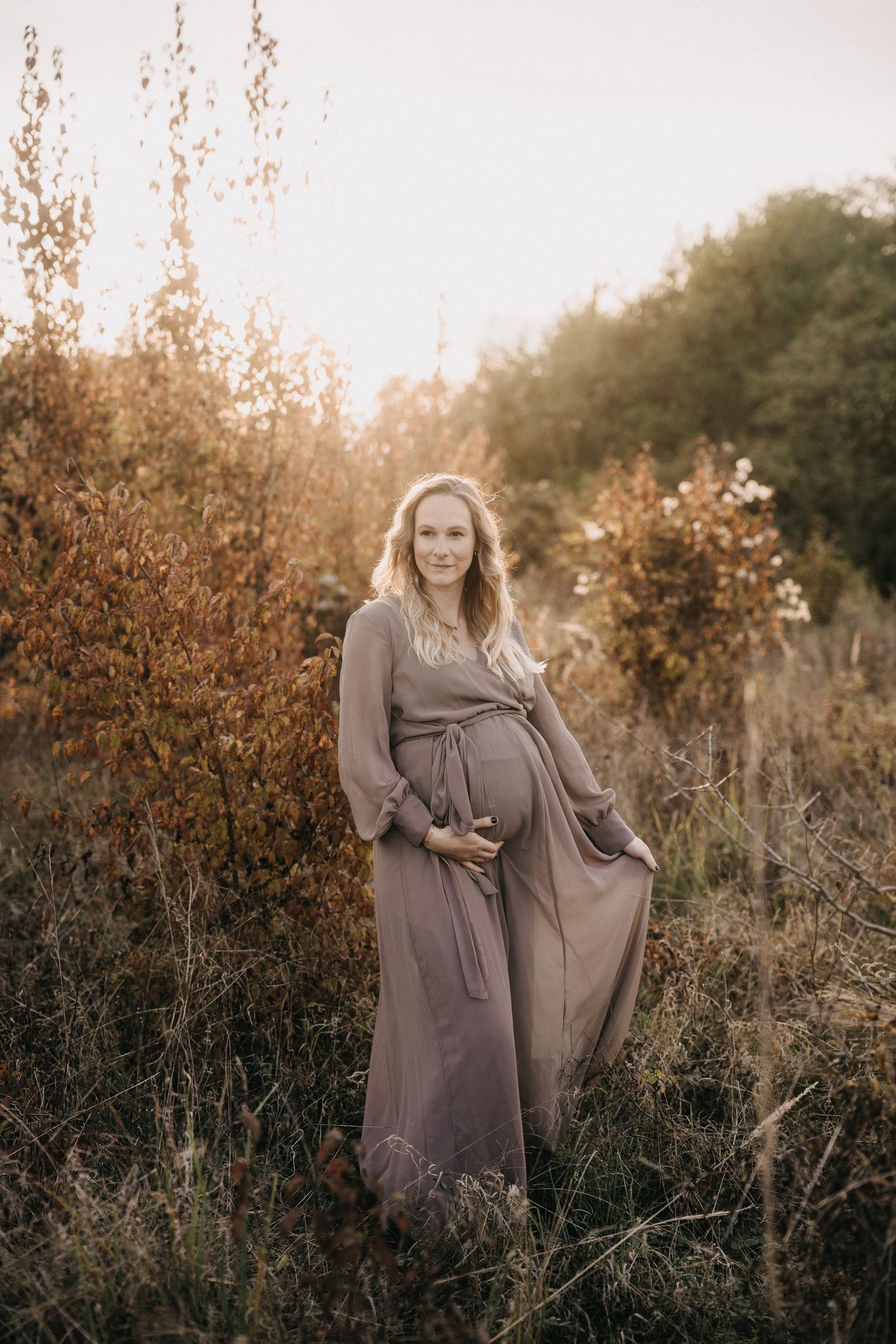 Babybauch Shooting Outdoor in Wien – natürliche Schwangerschaftsfotos im warmen Abendlicht
