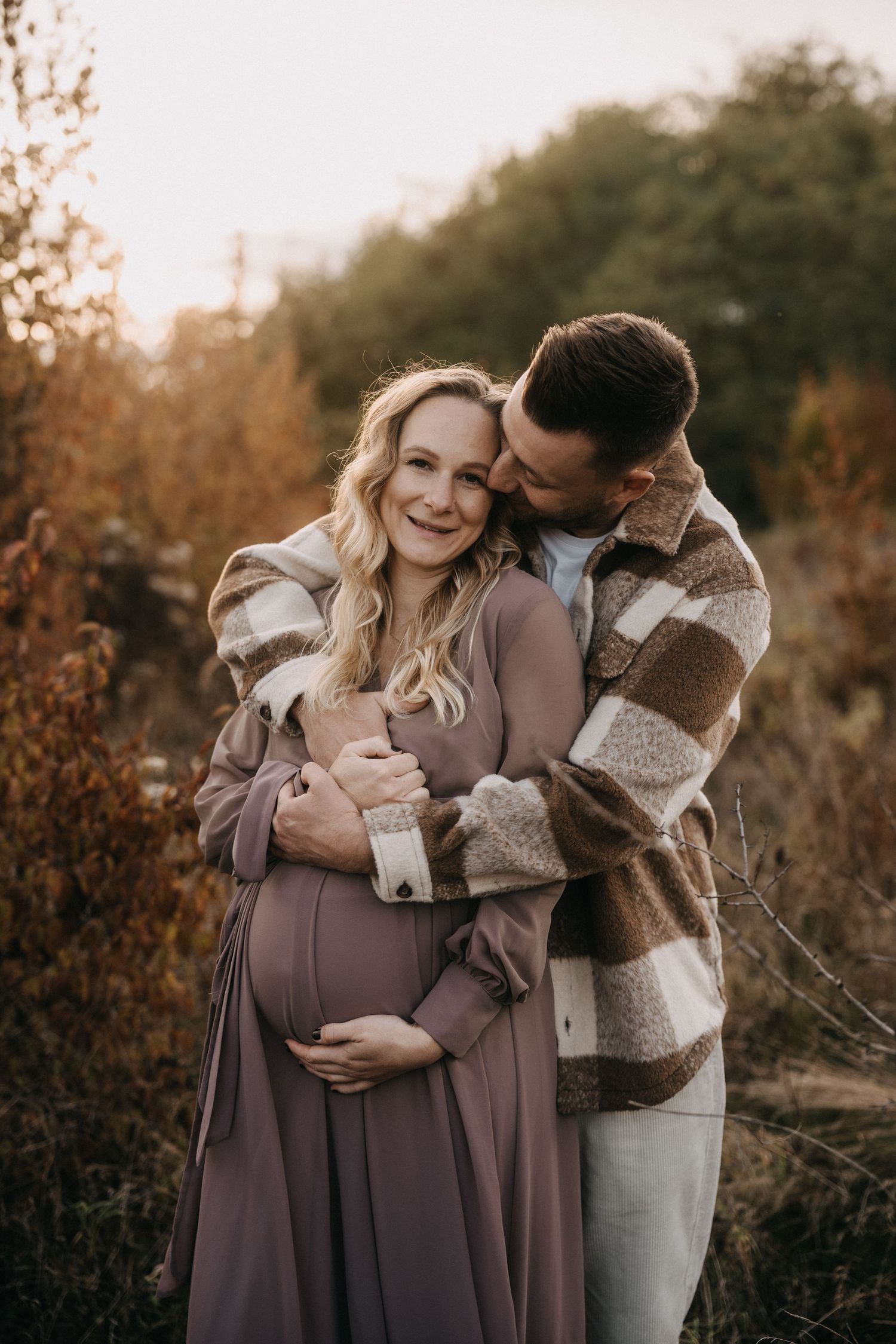 Schwangerschaftsfotografie in Wien – Babybauch Shooting in ruhiger Naturkulisse