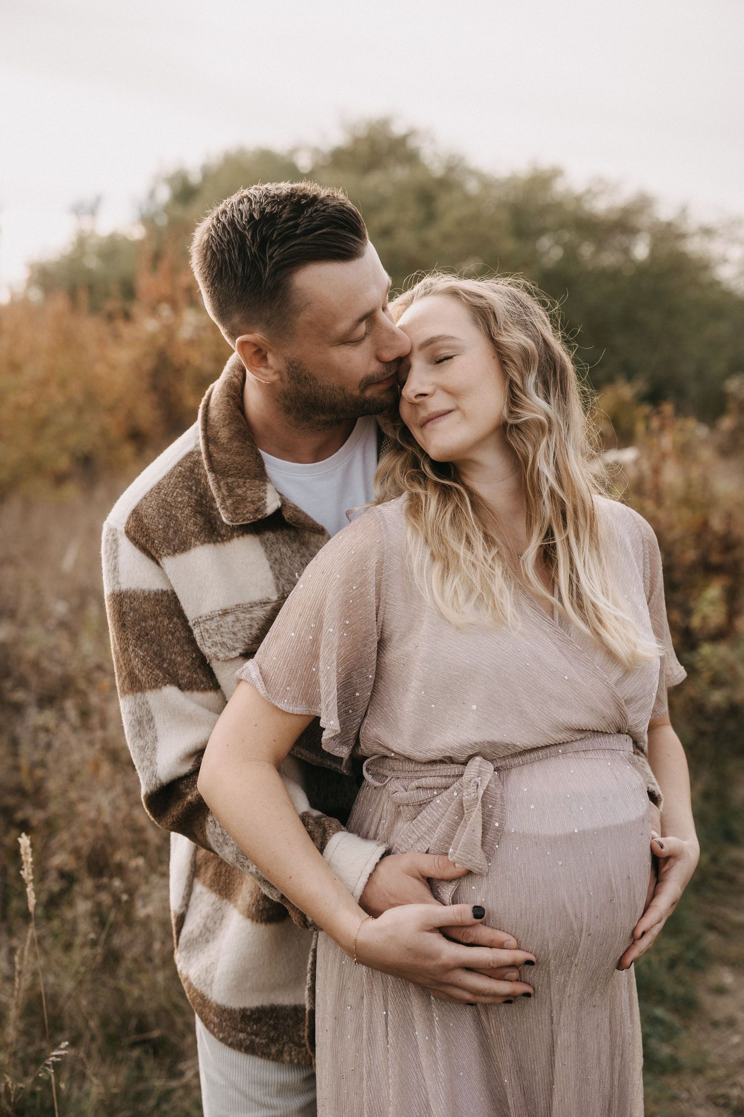 Schwangerschaftsfotografie in Wien – Babybauch Shooting in ruhiger Naturkulisse