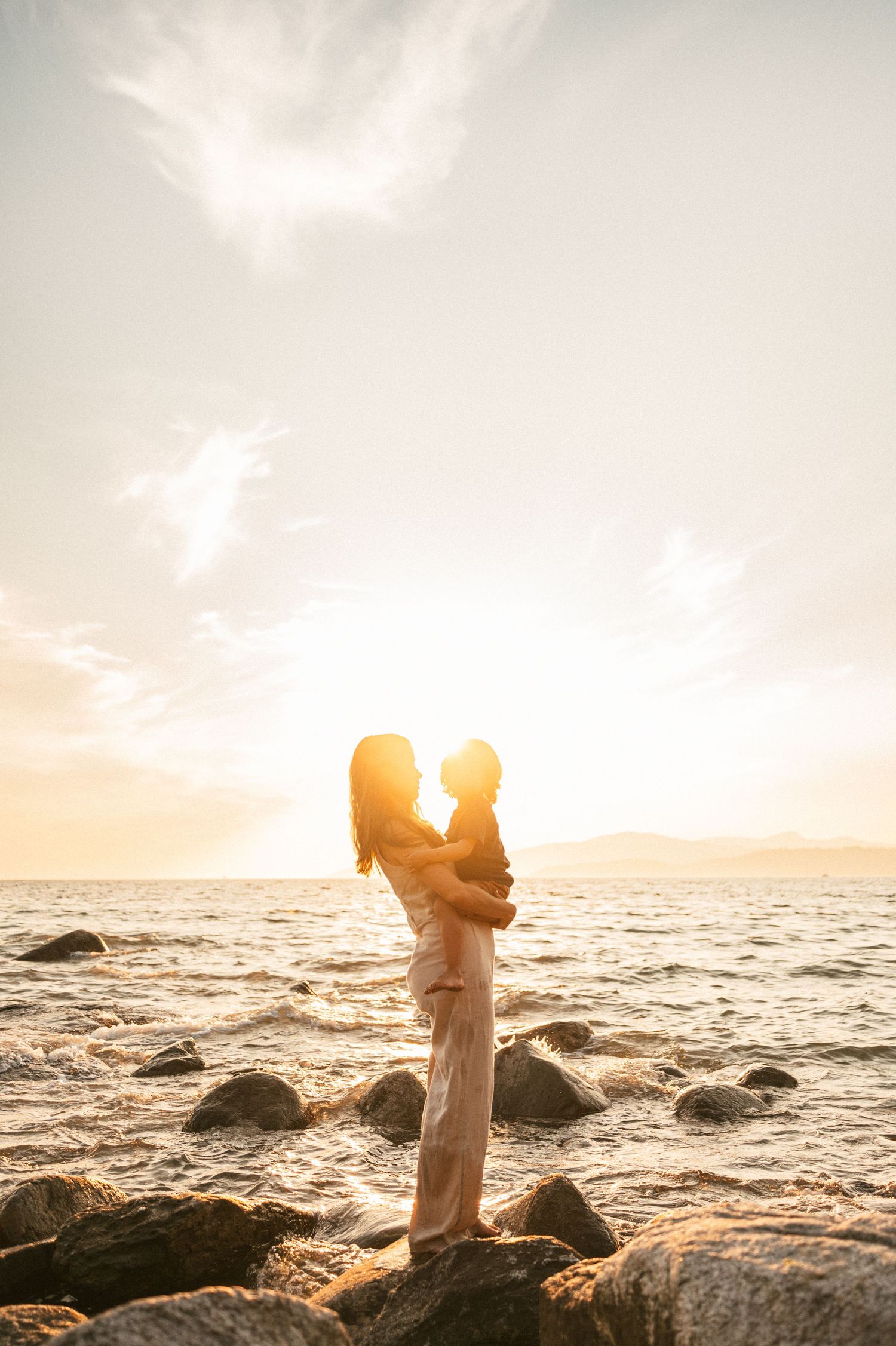 Golden Hour Cozy Lifestyle Outdoor Family Photoshoot in Vancouver by Marina Dams