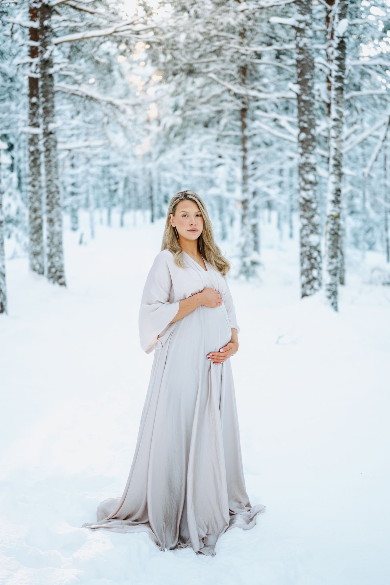 gravidfotografering i ett vintrigt landskap i grums, värmland