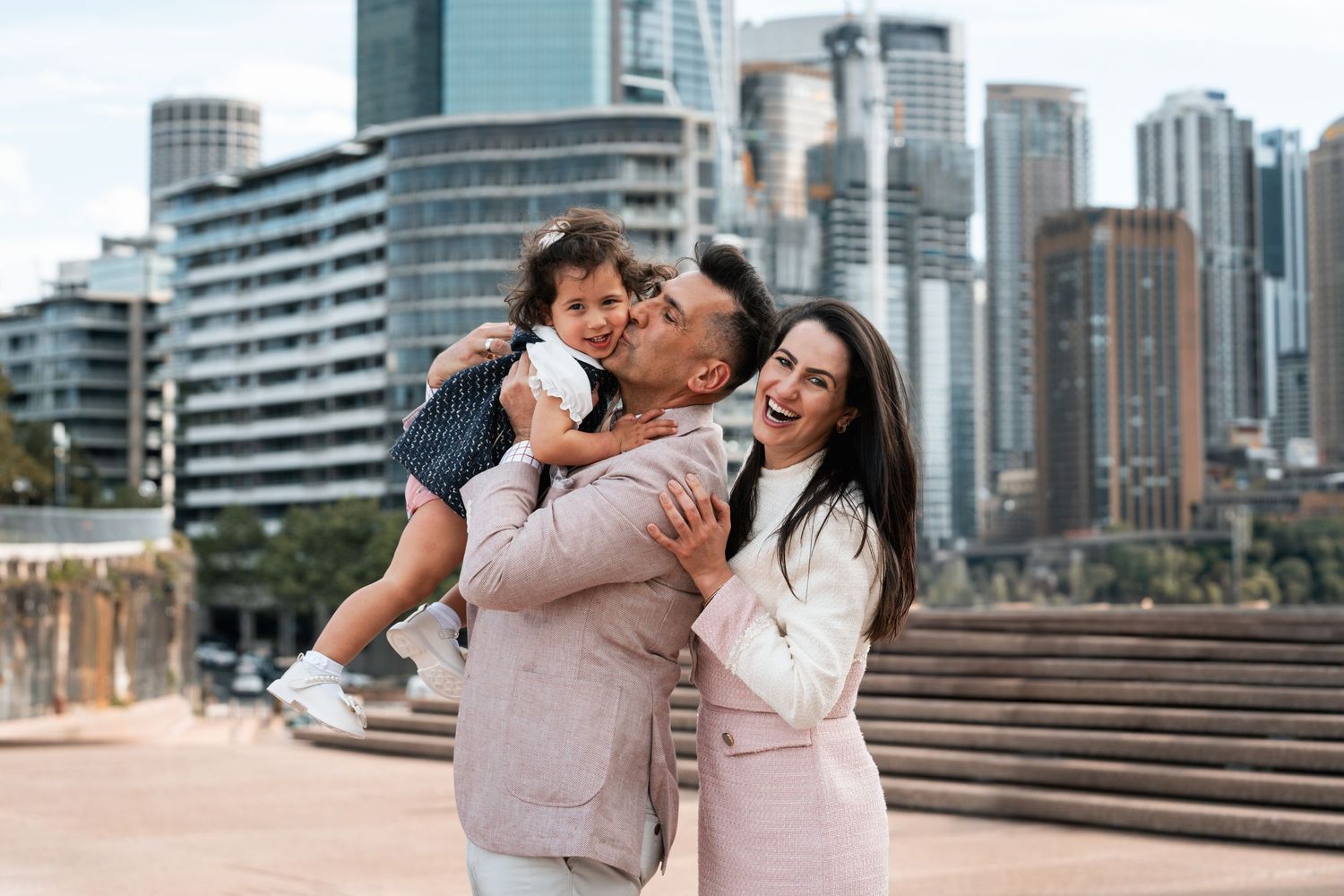 family photographer in Sydney captures a sweet moment in the Sydney CBD