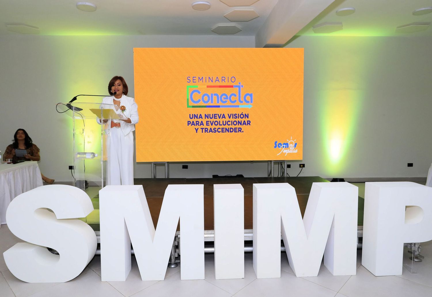 Derissé De León durante conferencia de Somos Impulsa sobre liderazgo, educación y crecimiento profesional.