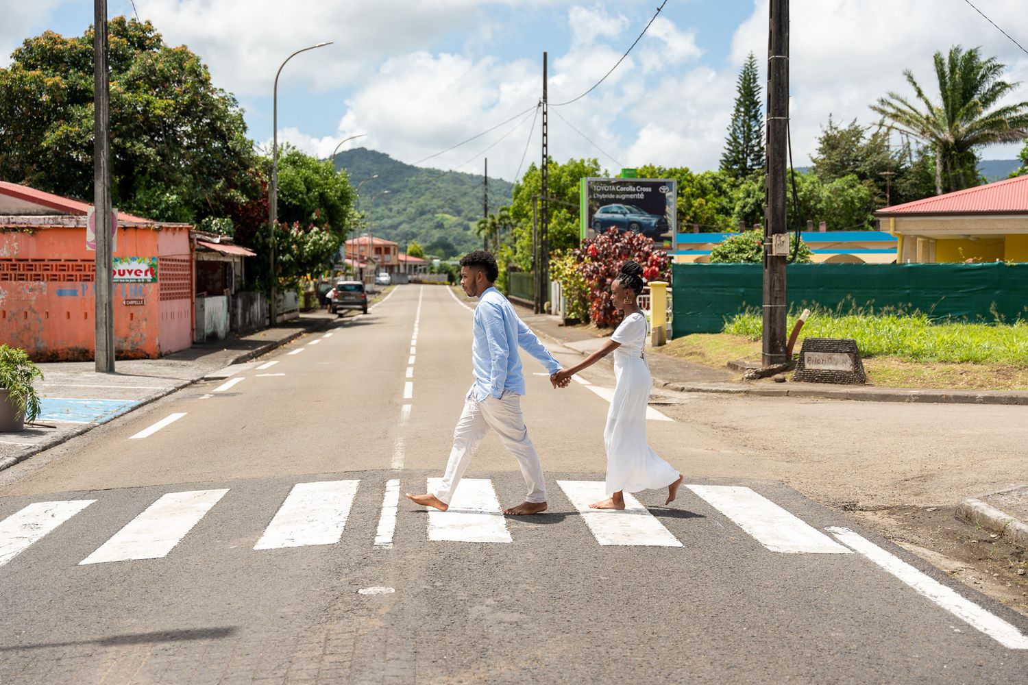 photo de mariés sur un passage piéton