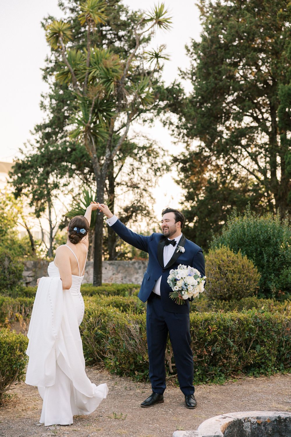 Romantic golden hour wedding photos at Quinta do Torneiro, Lisbon, by a Portugal wedding photographer