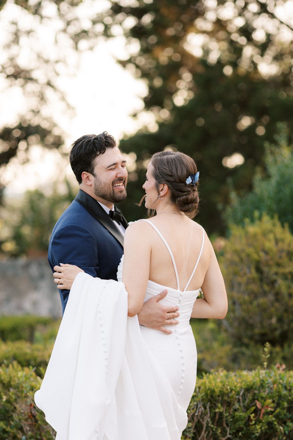 Romantic golden hour wedding photos at Quinta do Torneiro, Lisbon, by a Portugal wedding photographer