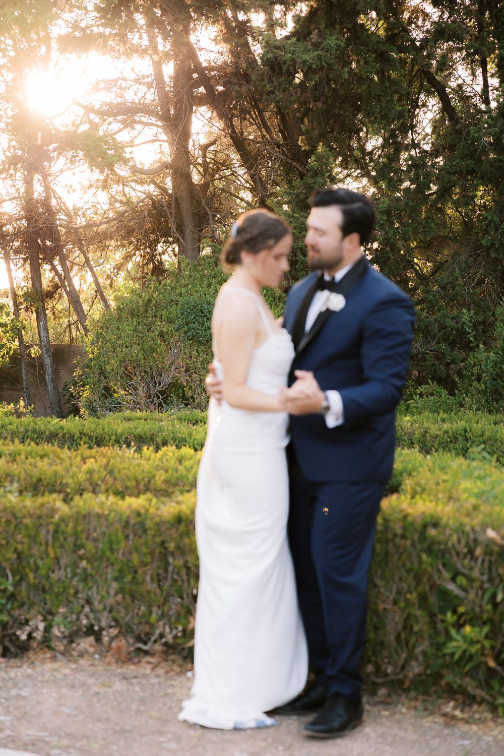 Romantic golden hour wedding photos at Quinta do Torneiro, Lisbon, by a Portugal wedding photographer