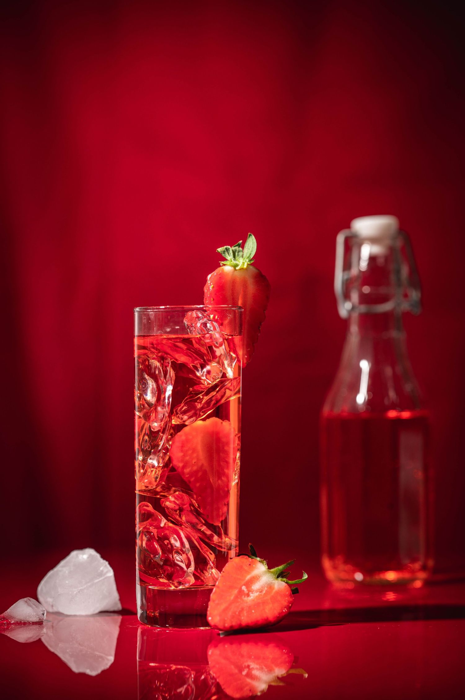 Boisson dans un monochrome rouge - Mélanie Rousselle, photographe et vidéaste culinaire