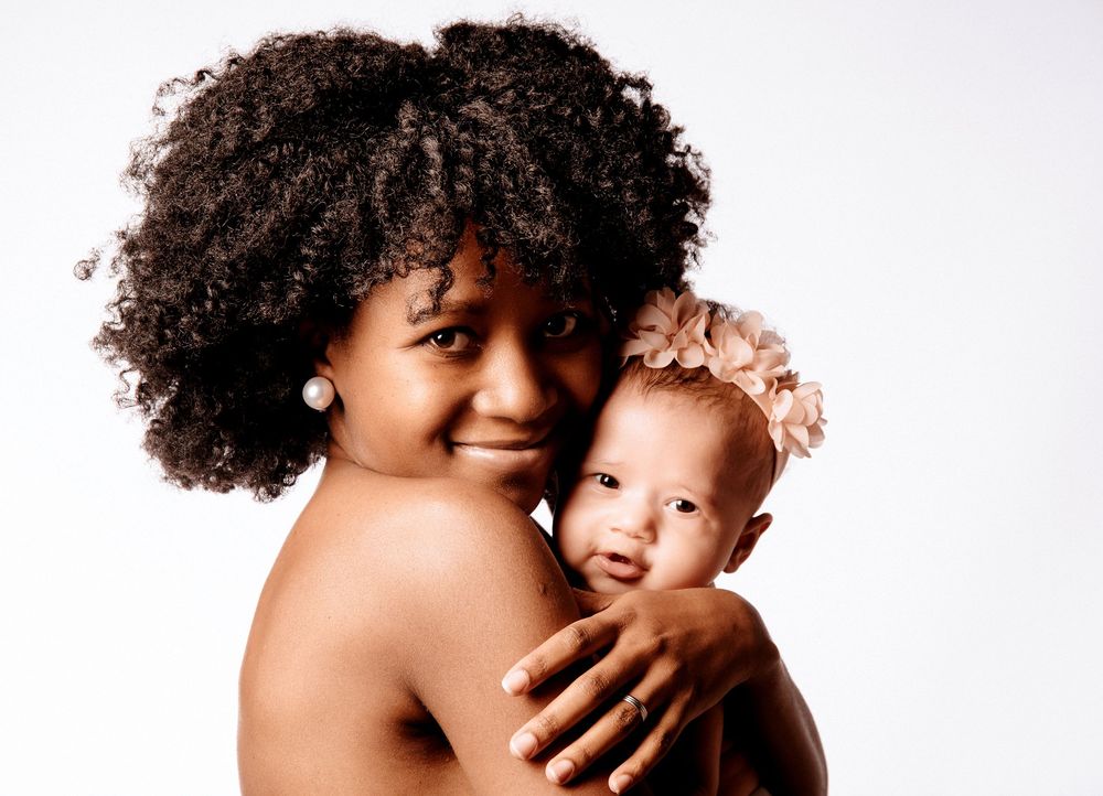 Zwei miteinander verbundene Fotos, zeigen zärtliche Momente der Zuneigung und Verbundenheit zwischen Mutter und Baby vor einem Hintergrund.