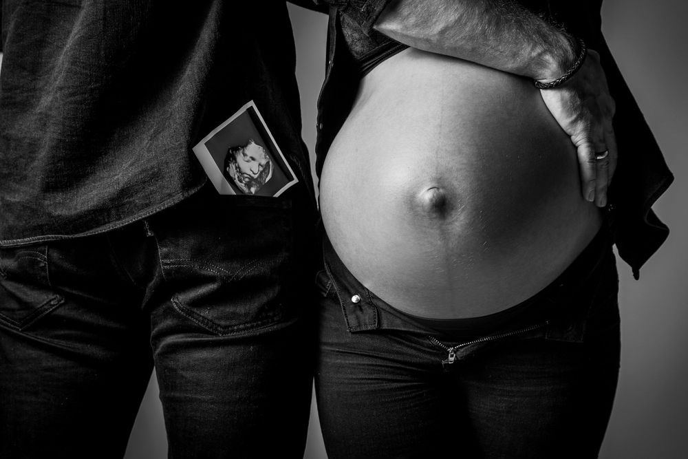 •	Babybauchfoto mit Partner in Schwarz-Weiß
	•	Ultraschallfoto Babybauch Paarshooting
	•	Schwangerschaftsshooting Paar Schwarz-Weiß