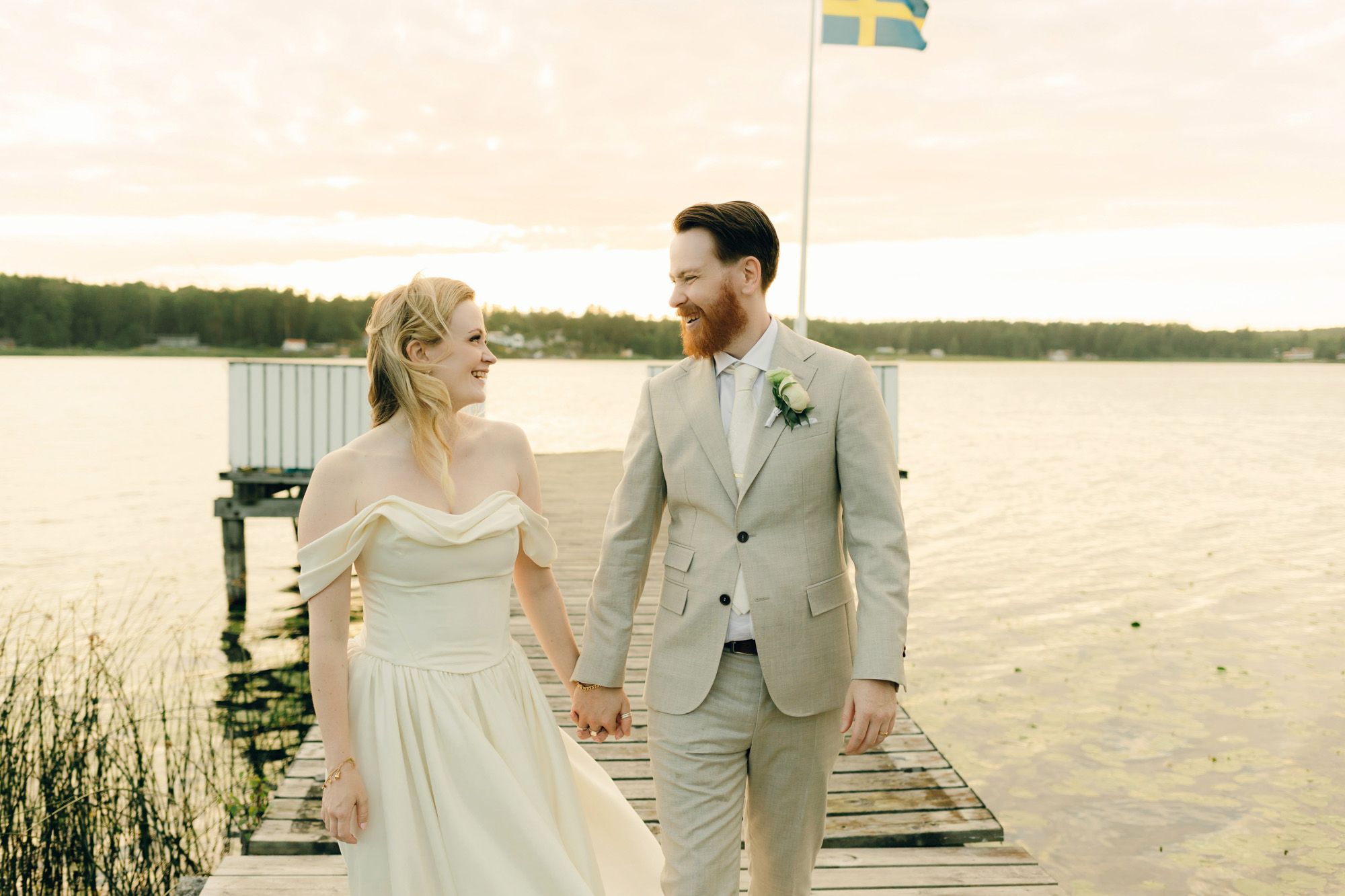 Bröllop på Presteruds herrgård i Kristinehamn. Bröllopsfotograf Rebecca Nordin i Karlstad. Bröllopsporträtt i Golden hour.