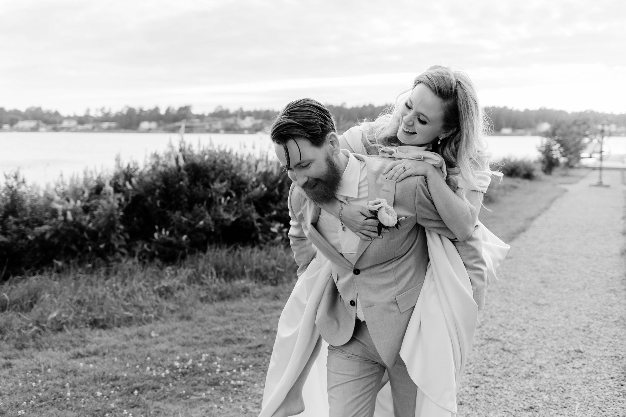 Bröllop på Presteruds herrgård i Kristinehamn. Bröllopsfotograf Rebecca Nordin i Karlstad. Bröllopsporträtt i Golden hour.