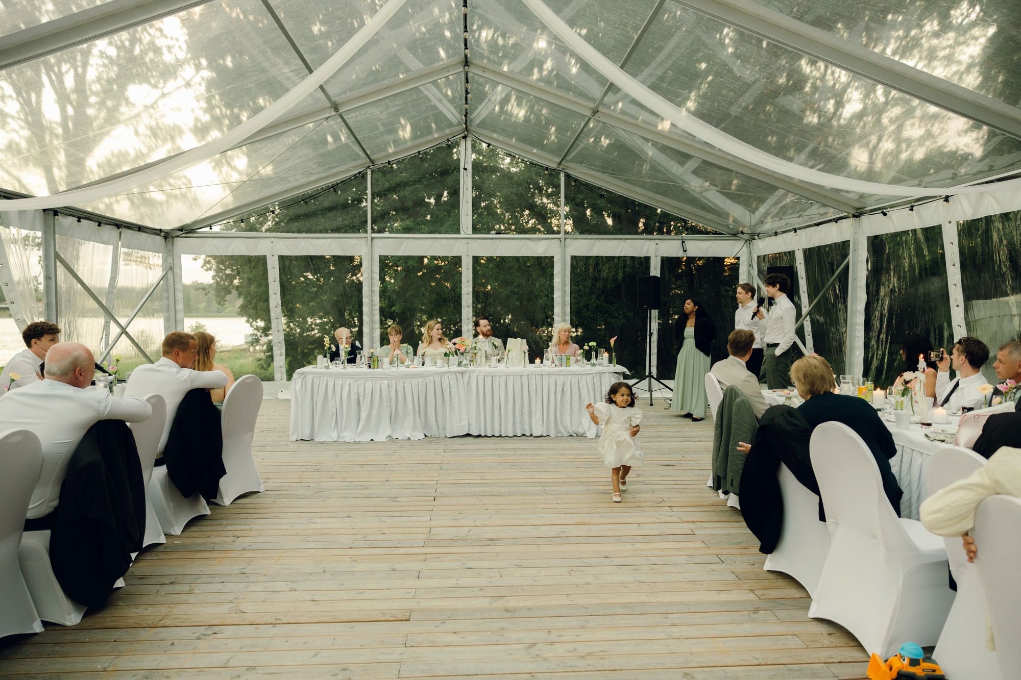 Bröllop på Presteruds herrgård i Kristinehamn. Bröllopsfotograf Rebecca Nordin i Karlstad. Bröllopsmiddagen i tältet.
