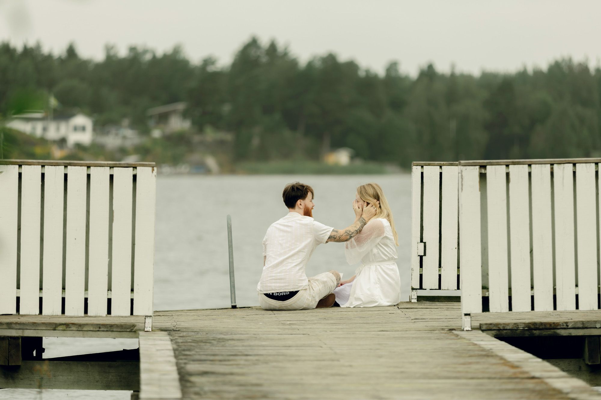 Bröllop på Presteruds herrgård i Kristinehamn. Bröllopsfotograf Rebecca Nordin i Karlstad. Läsa löftena på bryggan.