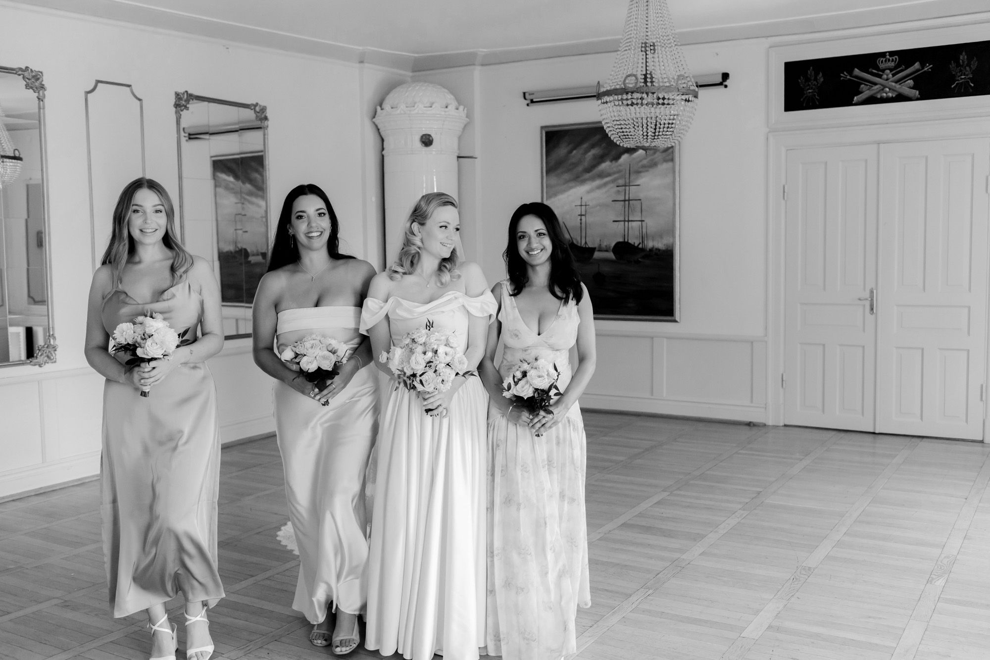 Bröllop på Presteruds herrgård i Kristinehamn. Bröllopsfotograf Rebecca Nordin i Karlstad. Bruden med tärnorna.