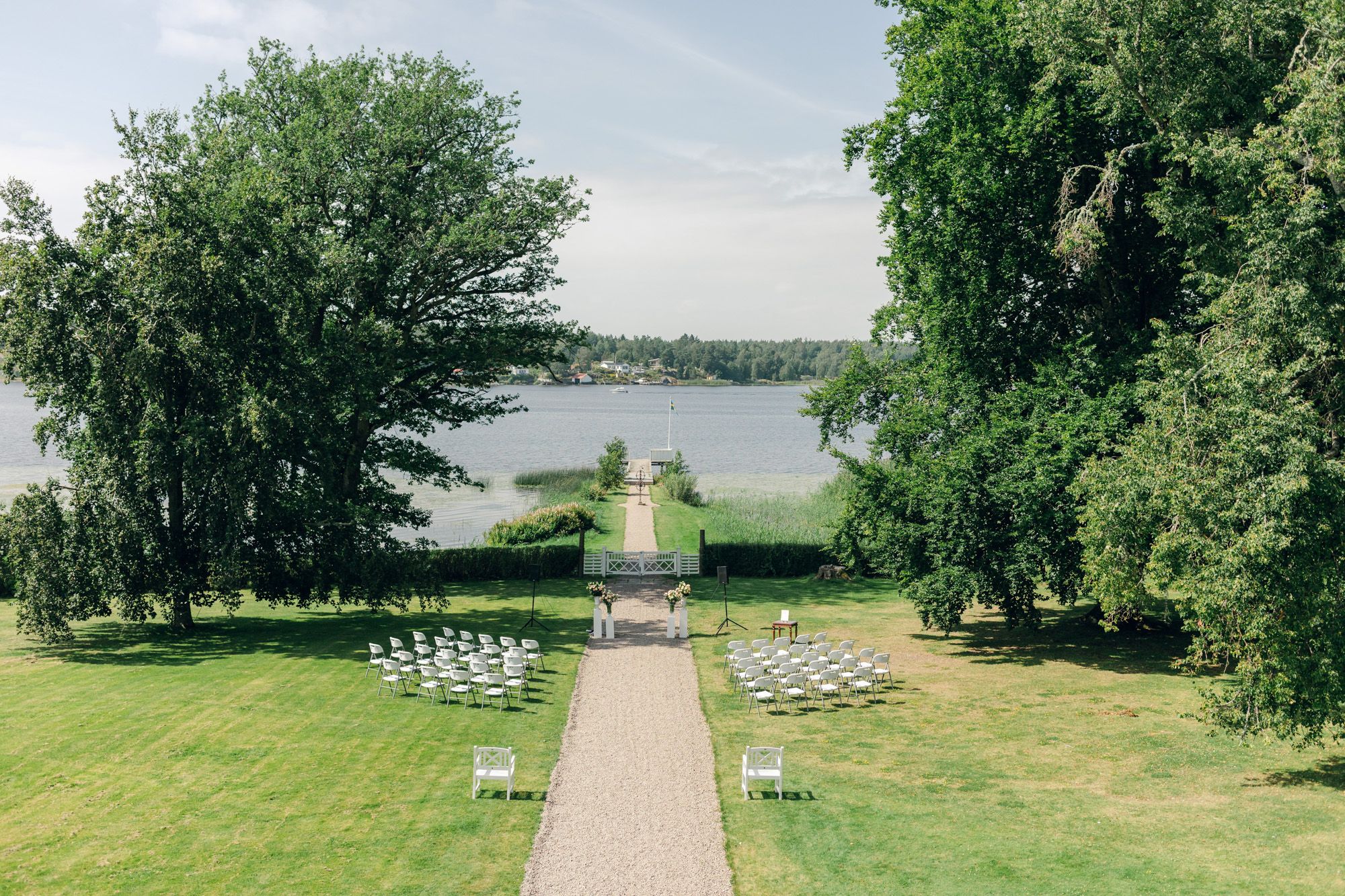 Bröllop på Presteruds herrgård i Kristinehamn. Bröllopsfotograf Rebecca Nordin i Karlstad. Vigsel framför Vänern.