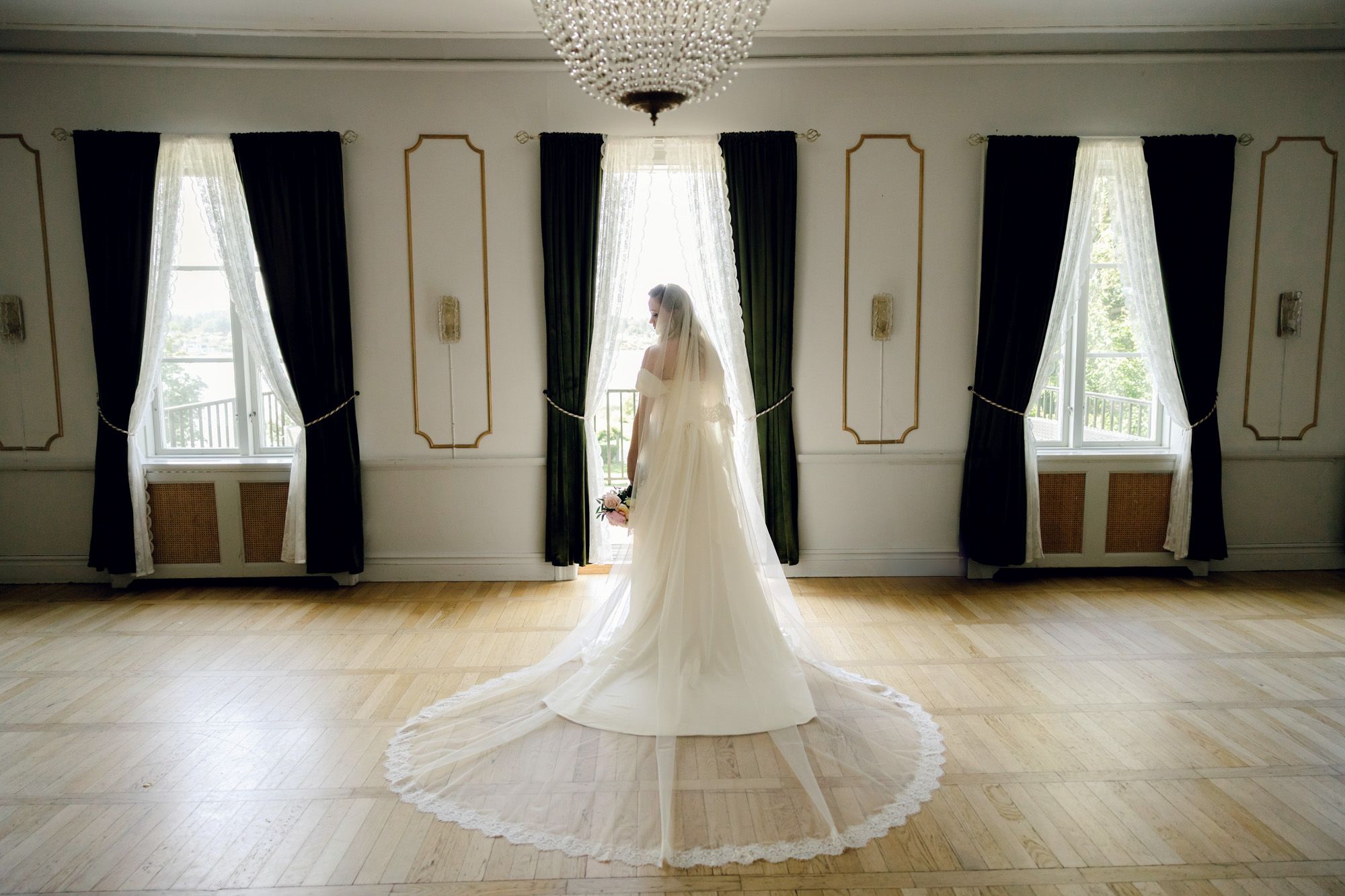 Bröllop på Presteruds herrgård i Kristinehamn. Bröllopsfotograf Rebecca Nordin i Karlstad. Brudens porträtt.