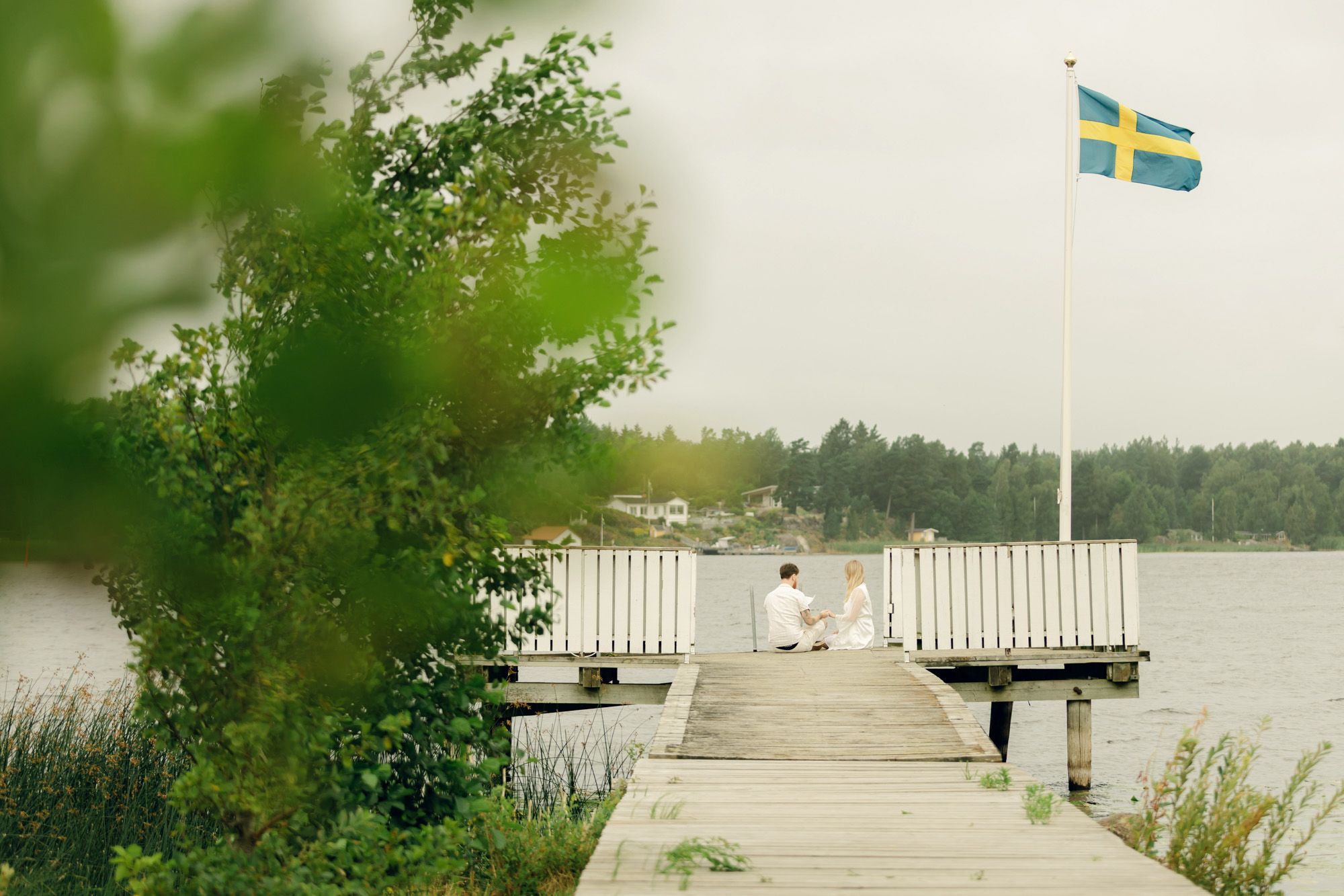 Bröllop på Presteruds herrgård i Kristinehamn. Bröllopsfotograf Rebecca Nordin i Karlstad. Läsa löftena på bryggan.