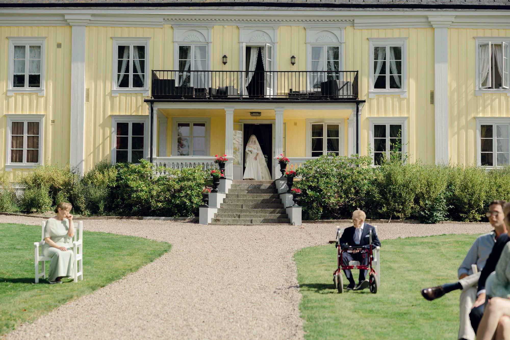 Bröllop på Presteruds herrgård i Kristinehamn. Bröllopsfotograf Rebecca Nordin i Karlstad. Vigsel framför Vänern.
