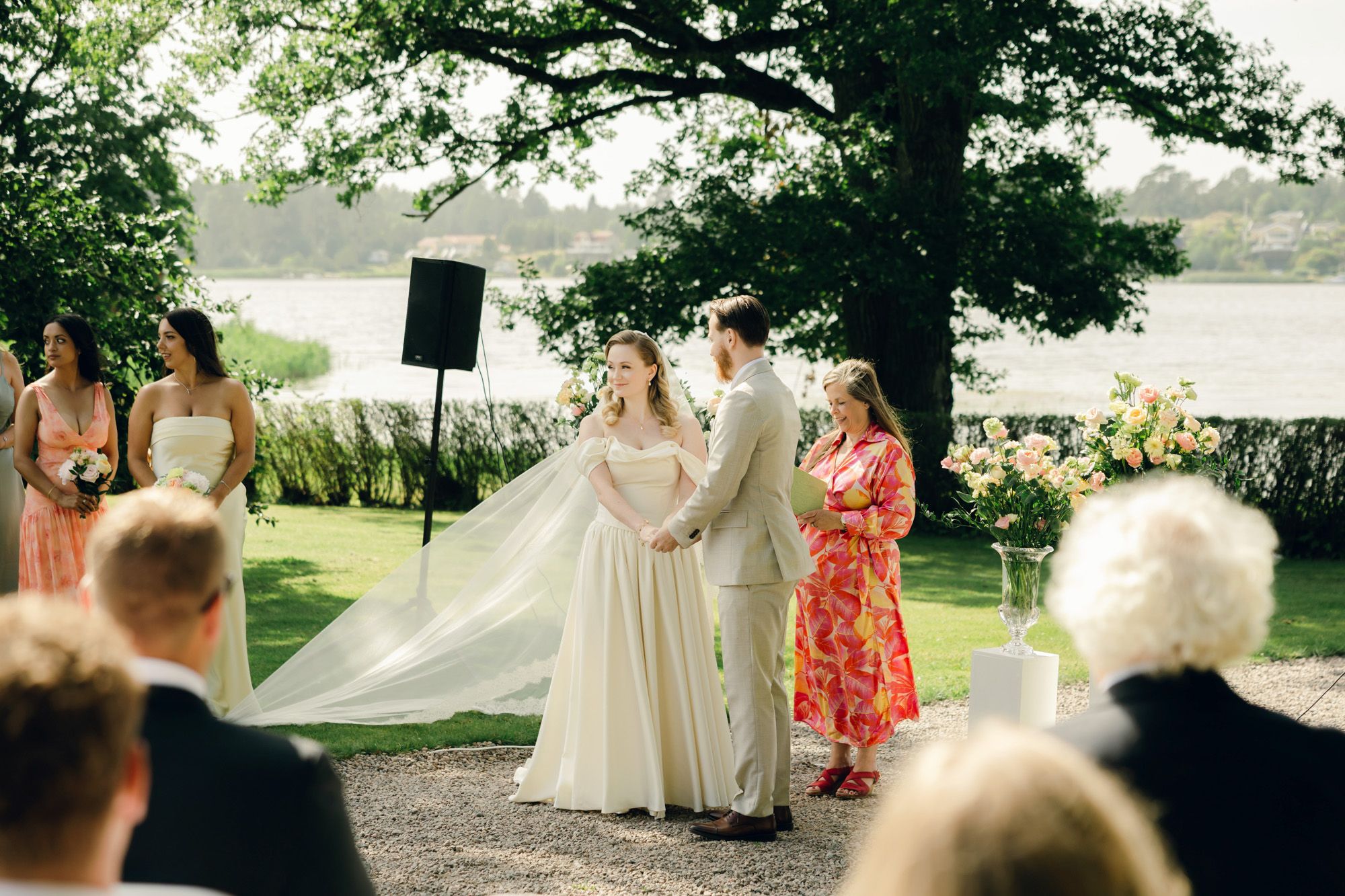 Bröllop på Presteruds herrgård i Kristinehamn. Bröllopsfotograf Rebecca Nordin i Karlstad. Vigsel framför Vänern.