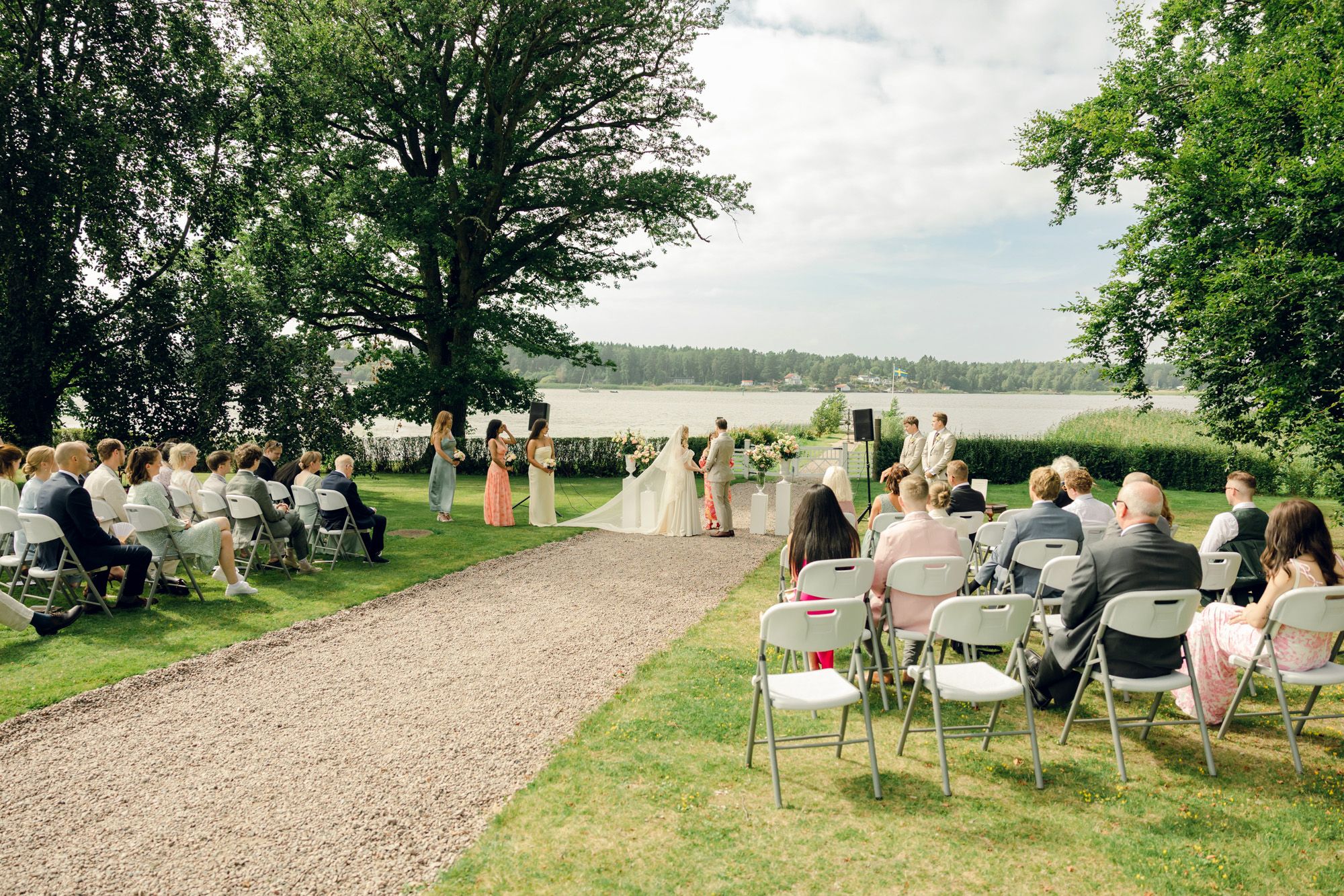 Bröllop på Presteruds herrgård i Kristinehamn. Bröllopsfotograf Rebecca Nordin i Karlstad. Vigsel framför Vänern.