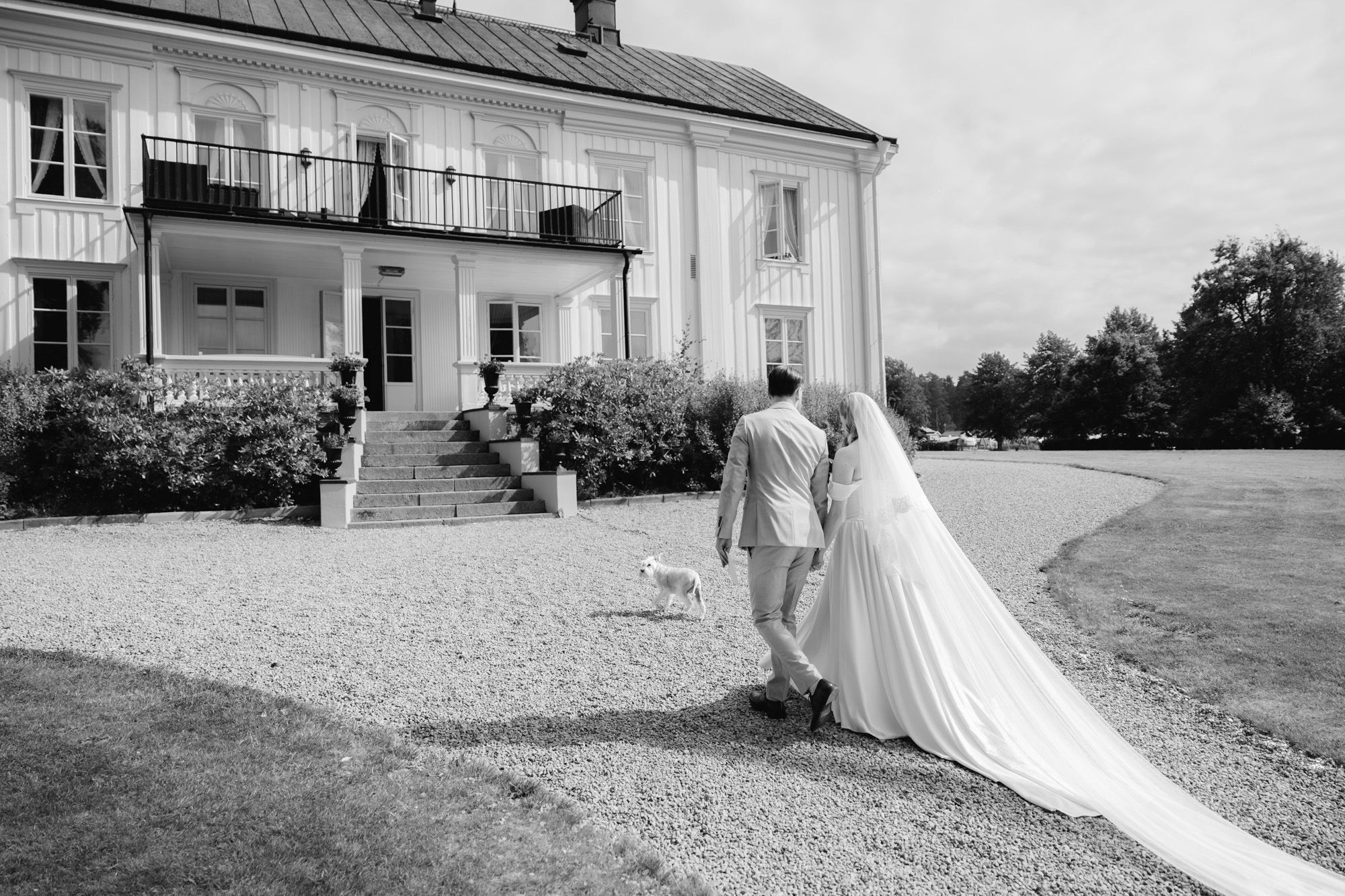 Bröllop på Presteruds herrgård i Kristinehamn. Bröllopsfotograf Rebecca Nordin i Karlstad. Vigsel framför Vänern.