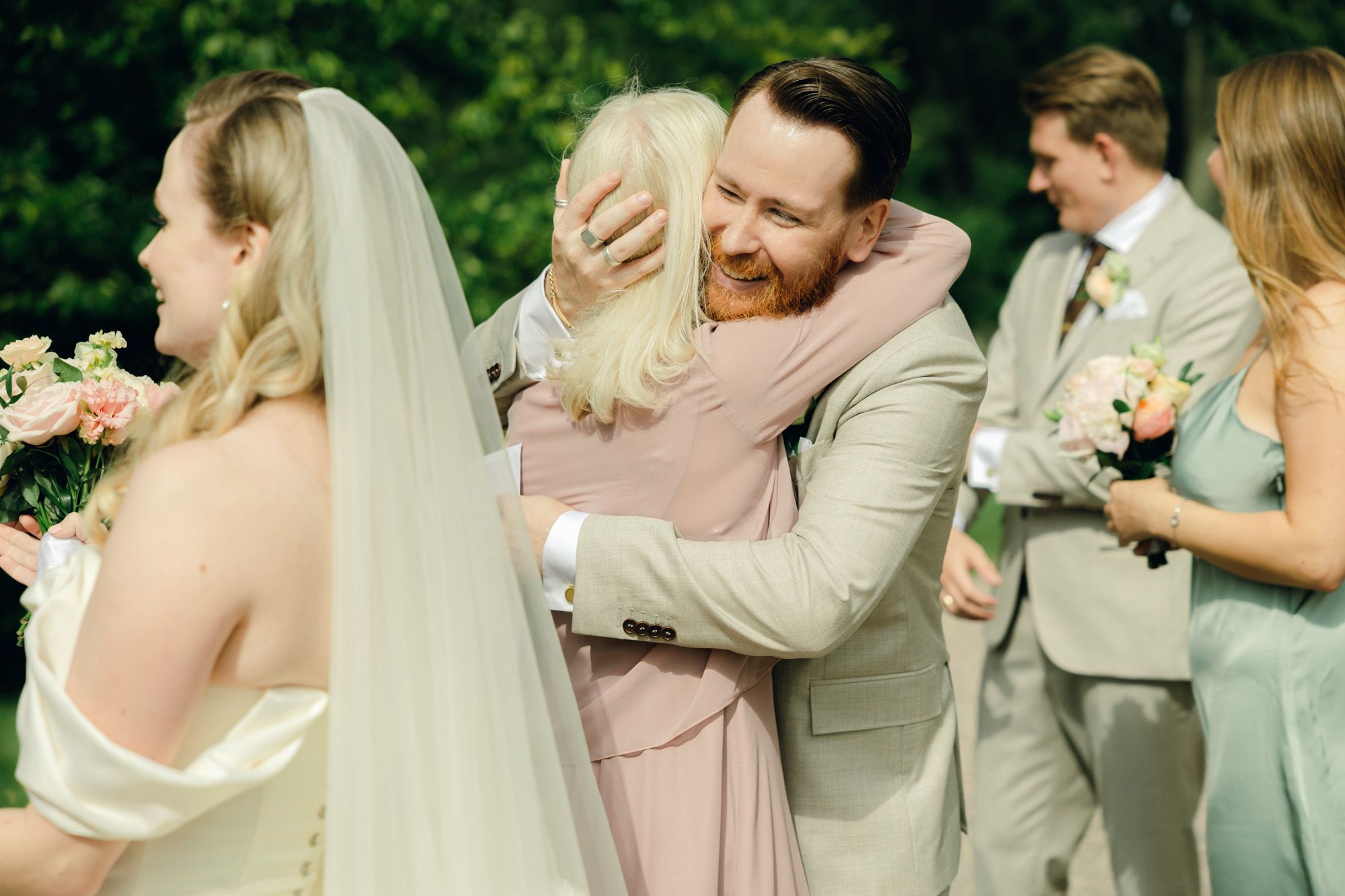 Bröllop på Presteruds herrgård i Kristinehamn. Bröllopsfotograf Rebecca Nordin i Karlstad. Gratulationer efter vigsel.