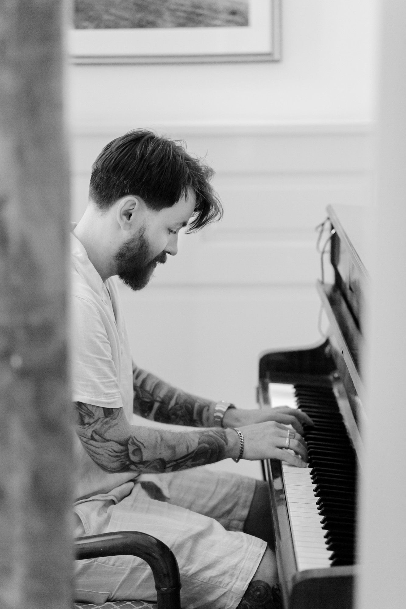 Bröllop på Presteruds herrgård i Kristinehamn. Bröllopsfotograf Rebecca Nordin i Karlstad. Brudgummen spelar piano.