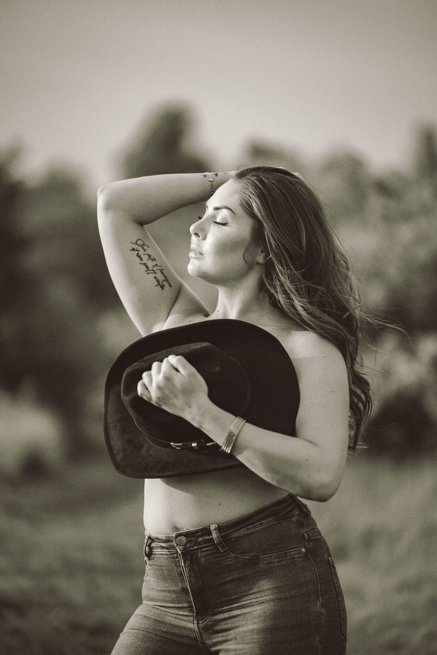 Cowgirl porträtt i svartvitt – kvinna i cowboyhatt och bustier med intensiv blick | Porträttfotograf Malmö