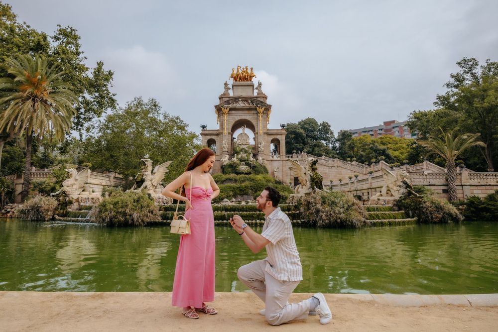 Romantic scene of love captured in Ciutadella Park.