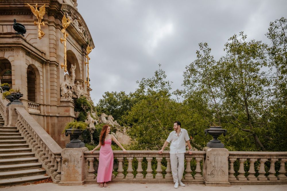 Proposal photoshoot capturing romance in Barcelona.