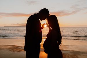 Maui maternity photographer photo against beautiful Maui sunset beach by ohwowfotos.