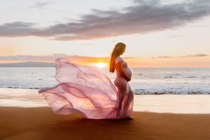 Maui maternity photographer photo against beautiful Maui sunset beach by ohwowfotos.