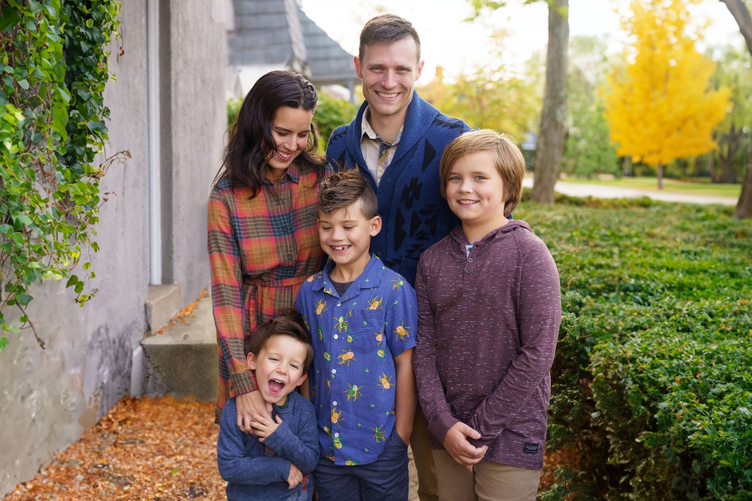 Family Photo of mom, dad and three kids smiling in Worthington, Ohio by Jamie Macey Photography
